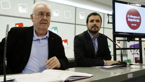 El coordinador federal de IU, Cayo Lara, y el candidato a la Presidencia del Gobierno, Alberto Garzón, durante la rueda de prensa de este lunes. /EFE