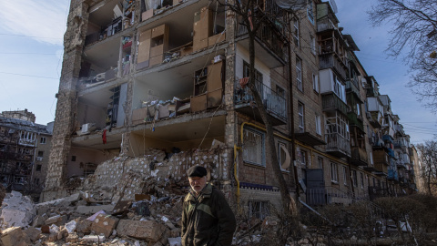 Un hombre camina este viernes por delante de un edificio residencial dañado por un bombardeo en el distrito de Podilskyi en Kiev, Ucrania.