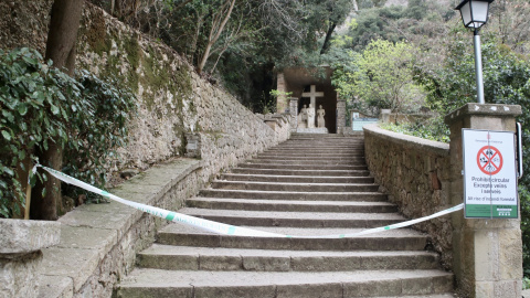 Cinta de prohibició d'accés a la zona natural del massís de Montserrat des de la zona del santuari.