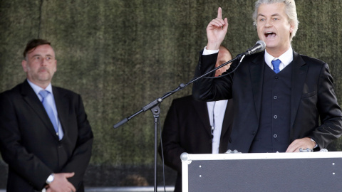 El ultra holandés Geert Wilders interviene en la manifestación del movimiento islamófobo Pegida en Drese. Al fondo, el exlíder y co-fundador de Pegida Lutz Bachmann. REUTERS/Fabrizio Bensch