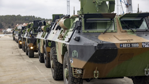 Los vehículos blindados de la brigada de la fuerza de reacción rápida de la OTAN en Noruega para el ejercicio militar Cold Response 22 llegan a Borg Havn en Fredrikstad, Noruega, el 10 de marzo de 2022