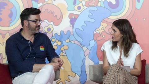 El director del Observatorio valenciano contra LGTBIfobia, Toño Abad, y la ministra de Igualdad, Irene Montero, durante un acto en Madrid, a 7 de julio de 2022.