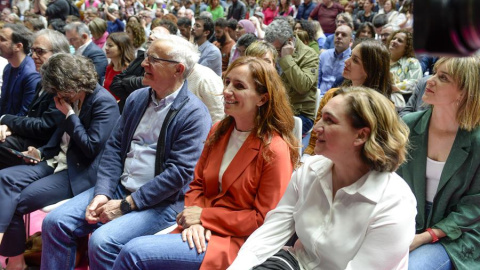 El alcalde de Valencia y coportavoz de Compromís, Joan Ribó (3d), la dirigente de Más Madrid, Mónica García (2d) y la alcaldesa de Barcelona, Ada Colau (d) asisten a la presentación del partido Sumar.