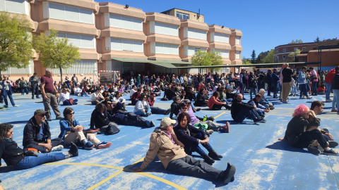 02/04/2023 Unas 2500 personas se han tenido que quedan en el patio exterior al no haber podido entrar al Polideportivo Magariños de Madrid para la presentación de Sumar