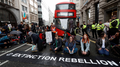 25/04/2019 - Los manifestantes bloquean el tráfico en Fleet Street durante la protesta de Extinction Rebellion en Londres, Gran Bretaña, 25 de abril de 2019 | REUTERS/ Peter Nicholls