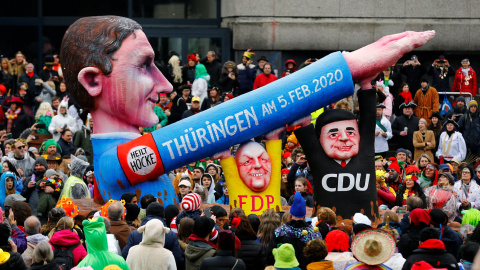 Parodia del líder de AfD, Bjoern Hoecke, durante , Rosenmontag en Duesseldorf. REUTERS/Thilo Schmuelgen