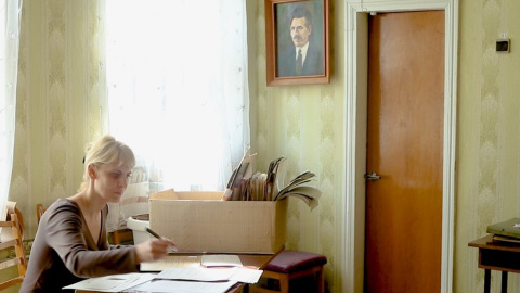 Una trabajadora del museo de Guliai Pole trabaja bajo una foto del comunista libertario Néstor Majnó.