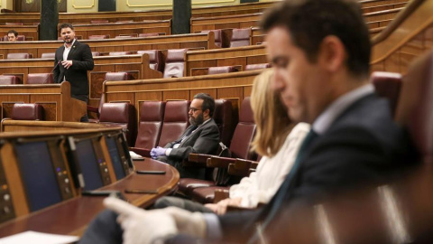 Diputados de PP y Vox, con el portavoz de ERC, Gabriel Rufián, al fondo, durante el pleno extraordinario celebrado este miércoles para explicar la declaración del estado de alarma y las medidas para paliar las consecuencias de la pandemia p