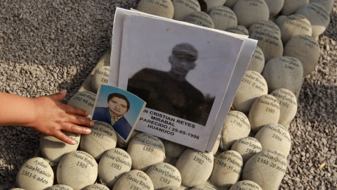 Detalle de los nombres de las víctimas de la guerra interna peruana que aparecen en el Memorial 'El ojo que llora', en Lima.