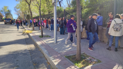 La cola para entrar en el acto de presentación de Sumar, el proyecto político de Yolanda Díaz, en el Polideportivo Antonio Magariños, a 2 de abril de 2023 en Madrid