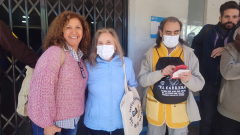 Leonor, junto a su marido y sus amigas, los primeros de la cola para entrar al evento de presentación de Sumar, el proyecto político de Yolanda Díaz, a 2 de abril de 2023 en Madrid