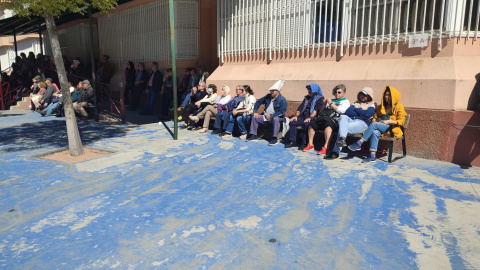 Un grupo de gente espera en el patio del CEIP Ramiro de Maeztu a que comience la presentación de Sumar, la plataforma política de Yolanda Díaz, a 2 de abril de 2023 en Madrid