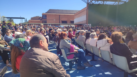 Numerosas personas siguen el acto de presentación de Sumar, el proyecto político de Yolanda Díaz, en el patio del CEIP Ramiro de Maeztu, a 2 de abril de 2023 en Madrid