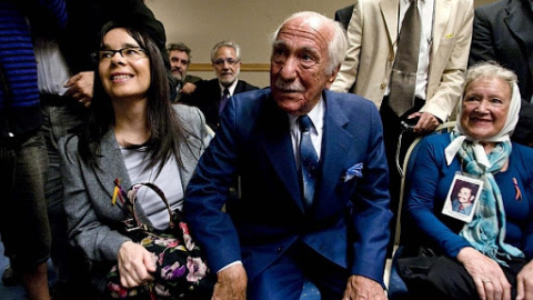 Inés Holgado García y Darío Rivas, que perdieron a familiares durante el franquismo, y Nora Cortiñas, de Madres de Plaza de Mayo durante una conferencia de prensa.- REUTERS