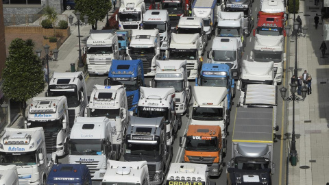 Diversos colectivos de transporte y ganaderos se manifiestan en Oviedo este sábado con motivo de la huelga de transporte en las cercanías del Palacio de Exposiciones donde se celebra el XXXIII Congreso de la Federación Socialista Asturiana