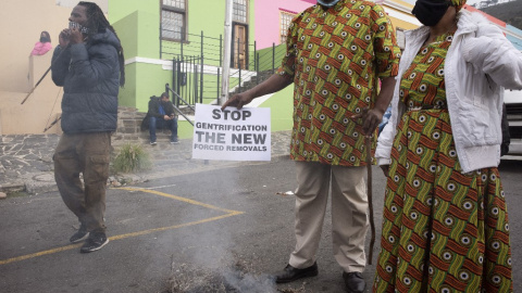 'Khoigoed' o African Sage se quema ritualmente, especialmente para las ceremonias de curación o limpieza, antes de que cientos de personas, que incluyen a Khoi y otras Primeras Naciones, activistas ambientales y cívicos, marchen por las cal