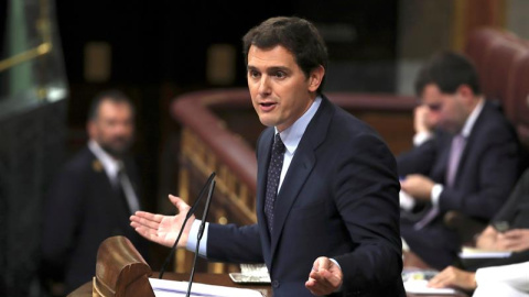 El presidente de Ciudadanos, Albert Rivera, durante su intervención en el debate de la moción de censura presentada por el PSOE contra el presidente del Gobierno, Mariano Rajoy, hoy en el Congreso de los Diputados. EFE/Kiko Huesca