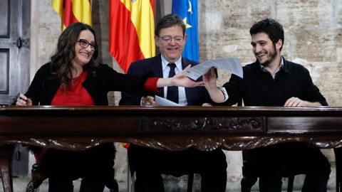 Mónica Oltra, Ximo Puig y Antonio Estañcomo representantes del pacto del Botànic. | EFE