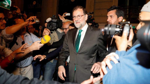 Rajoy, a la salida del restaurante en el que pasó ocho horas mientras seguía el debate en el Congreso. (EFE)