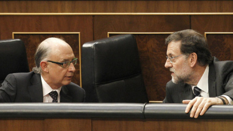 El presidente del Gobierno, Mariano Rajoy, conversa con el ministro de Hacienda, Cristóbal Montoro, en el Congreso de los Diputados. EFE