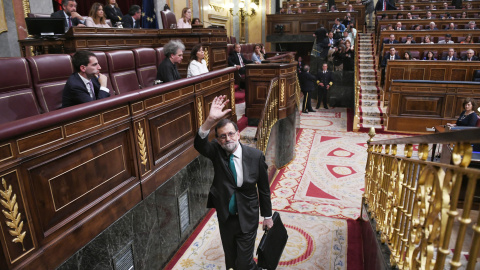 El presidente del Gobierno, Mariano Rajoy, abandona el hemiciclo del Congreso de los Diputados, en el receso de la primera jornada del debate de la moción de censura presentada por el PSOE. DANI GAGO