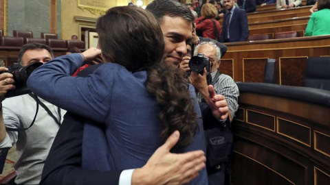 El secretario general del PSOE Pedro Sánchez, saluda al líder de Podemos Pablo Iglesias, en el hemiciclo del Congreso tras el debate de la moción de censura presentada por su partido. EFE/J.J. Guillén