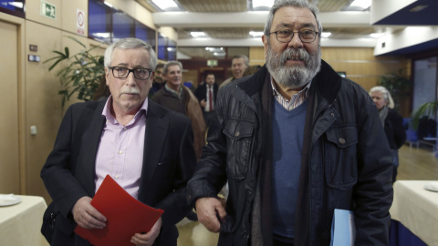 Los secretarios generales de UGT, Cándido Mendez, y CCOO, Ignacio Fernández Toxo,  antes de la presentación del dictamen del Comité Económico y Social Europeo que pide una directiva marco que garantice una renta mínima europea. EFE/Kiko Hue