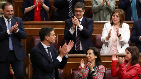 El secretario general del PSOE Pedro Sánchez aplaudido por su grupo parlamentario en el hemiciclo del Congreso, tras la moción de censura. / Reuters