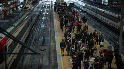 Acumulación de viajeros en un andén de la estación de Atocha.