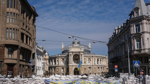 El Teatro Académico Nacional de Ópera y Ballet de Odessa y uno de los símbolos de la ciudad detrás de una barricada con un cartel que dice "¡Odesa es Ucrania!".