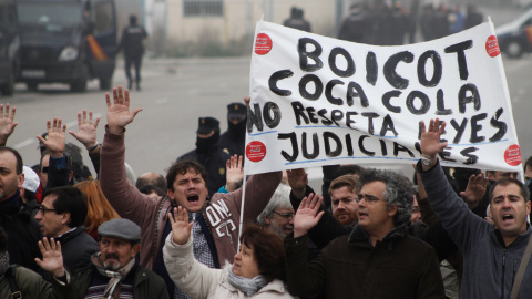 Trabajadores de Coca-Cola en Fuenlabrada protestan contra el desmantelamiento de la fábrica .- JAIRO VARGAS