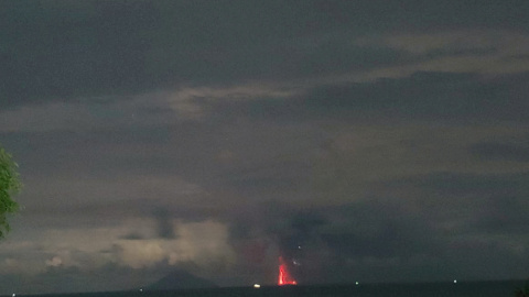 El volcán indonesio Anak Krakatau entró anoche en erupción | Reuters