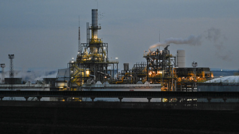 Esta fotografía tomada el 17 de marzo de 2022 muestra la única refinería de petróleo de Bulgaria, Lukoil Neftochim Burgas, de propiedad rusa, en la costa del Mar Negro.