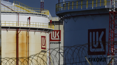 Fotografía tomada el 17 de marzo de 2022 de los tanques de almacenamiento de combustible de Lukoil, en la terminal del puerto de Rosenets, cerca de la ciudad de Burgas, en la costa del Mar Negro.