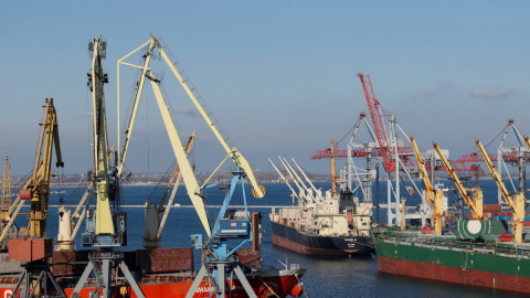 Buques de carga atracados en el puerto del Mar Negro de Odessa, en una imagen de archivo fechada el 4 de noviembre de 2016.