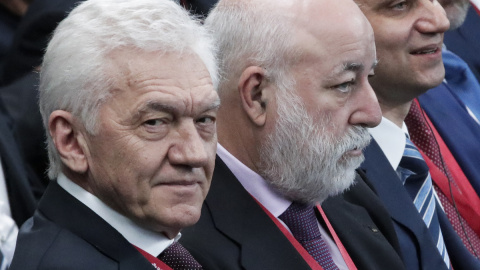 El magnate ruso Gennady Timchenko y Viktor Vekselberg del Grupo Renova, junto con otros empresarios en una reunión de San Petersburgo el 25 de mayo de 2018.