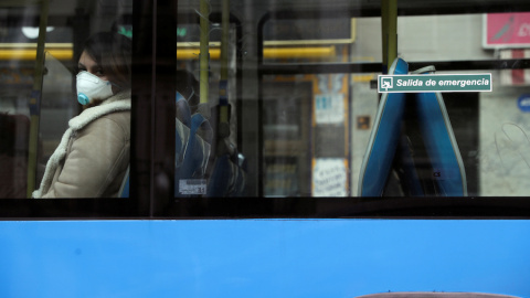 Una mujer con mascarilla mientras utiliza el transporte público en Madrid. REUTERS