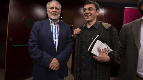 Juan Carlos Monedero y Julio Anguita, en el acto de este martes. EFE