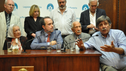 Nora Cortiñas, la titular de las Madres de la Plaza de Mayo, el abogado Máximo Castex, el primer querellante Darío Rivas, y el abogado Carlos Slepoy.