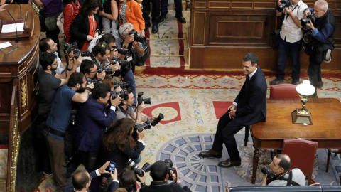 El secretario general del PSOE Pedro Sánchez, posa para la prensa gráfica, en el hemiciclo del Congreso. (EMILIO NARANJO | EFE)