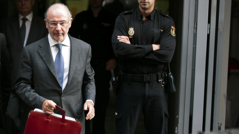 El expresidente de Bankia, Rodrigo Rato, a su salida de la Audiencia Nacional tras declarar el pasado octubre por el uso de las llamadas tarjetas black. REUTERS