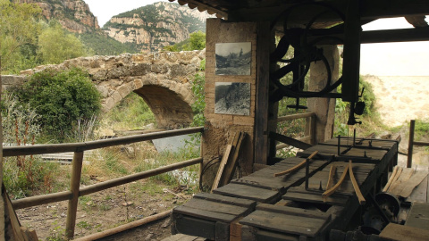 Podem visitar el pont romànic, entrar a l'antiga escola i descobrir els oficis