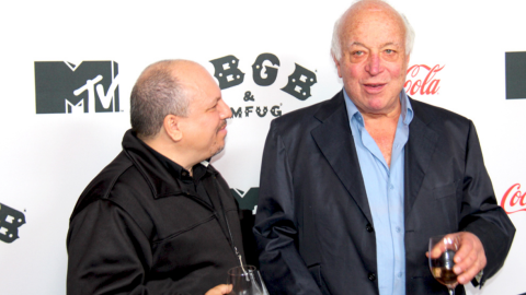 Lorenzo Tartamella con Seymour Stein en la alfombra roja del festival CBGB.