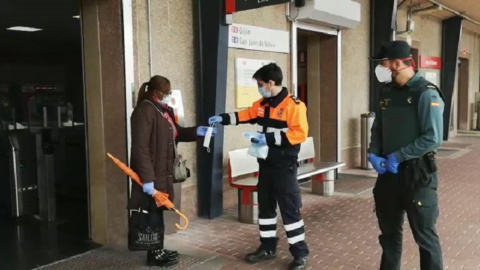 Reparto de mascarillas en estaciones de Asturias