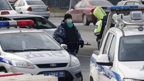 13/04/2020.- Control de la Policía rusa  en Moscú por la emergencia por el coronavirus. / EFE