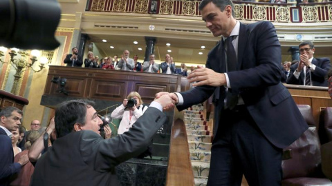 Aitor Esteban saluda a Pedro Sánchez este viernes en el Congreso. EFE/J.J. Guillén