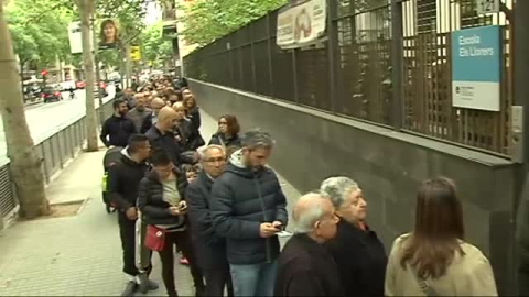 Largas colas en los colegios electorales de Barcelona para depositar el voto