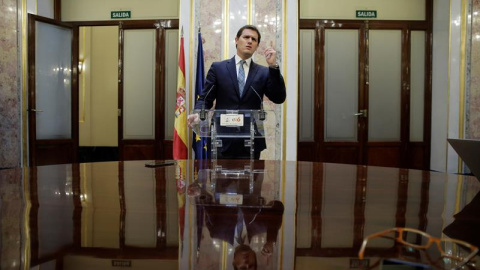 El presidente de Ciudadanos, Albert Rivera, durante la rueda de prensa ofrecida al término del pleno del Congreso que ha aprobado hoy la moción de censura presentada por el PSOE contra Mariano Rajoy y que hace presidente del Gobierno al líd