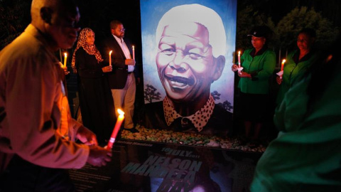 Fotografía de archivo de una vigilia en honor a Mandela. EFE/ Kim Ludbrook