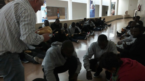 Voluntarios y ONGs reparten alimentos a los 54 migrantes abandonados en la estación de autobús de Granada.- AYUNTAMIENTO DE GRANADA